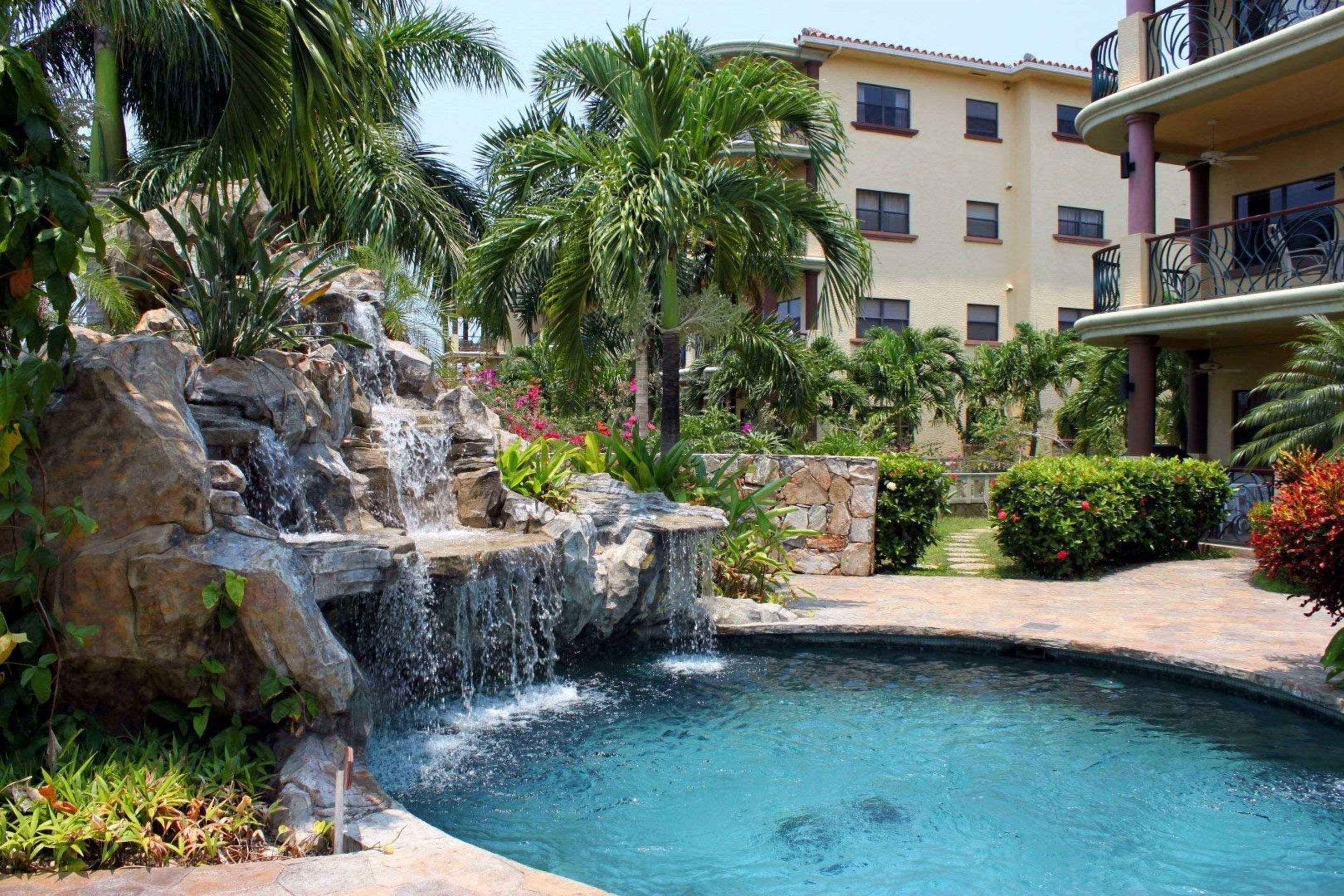 Clarion Suites Roatan At Pineapple Villas French Harbour Екстериор снимка