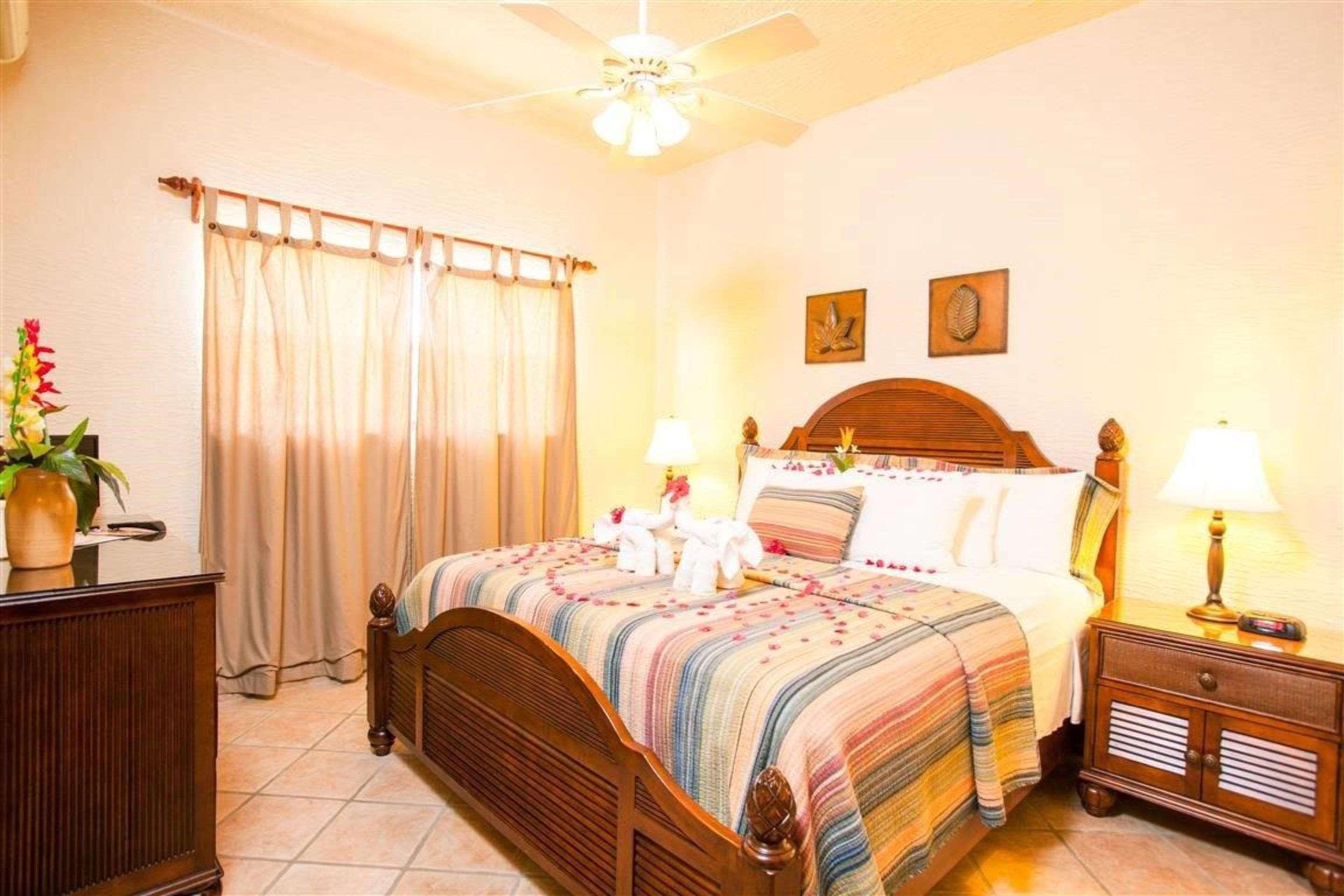 Clarion Suites Roatan At Pineapple Villas French Harbour Екстериор снимка