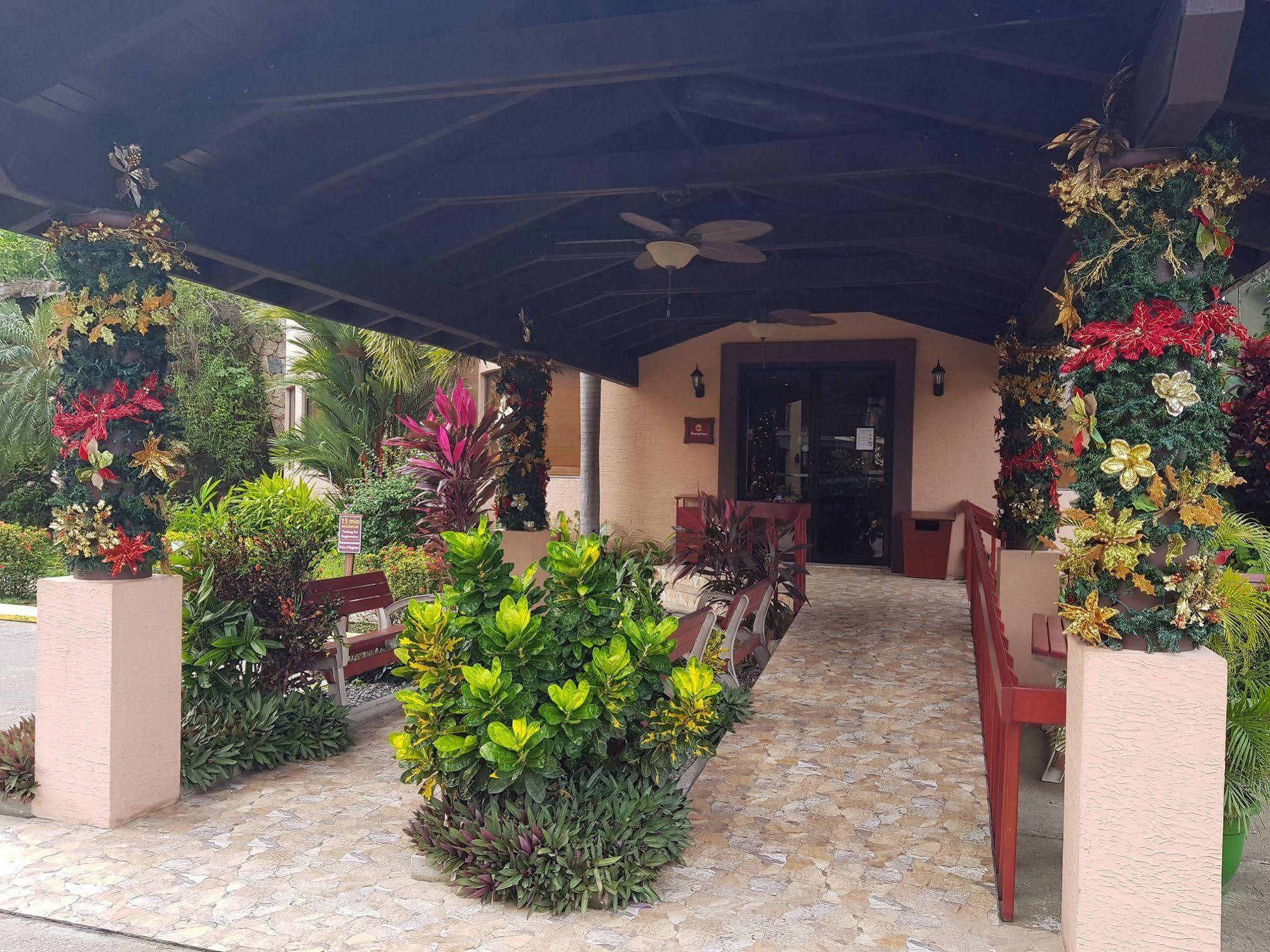 Clarion Suites Roatan At Pineapple Villas French Harbour Екстериор снимка