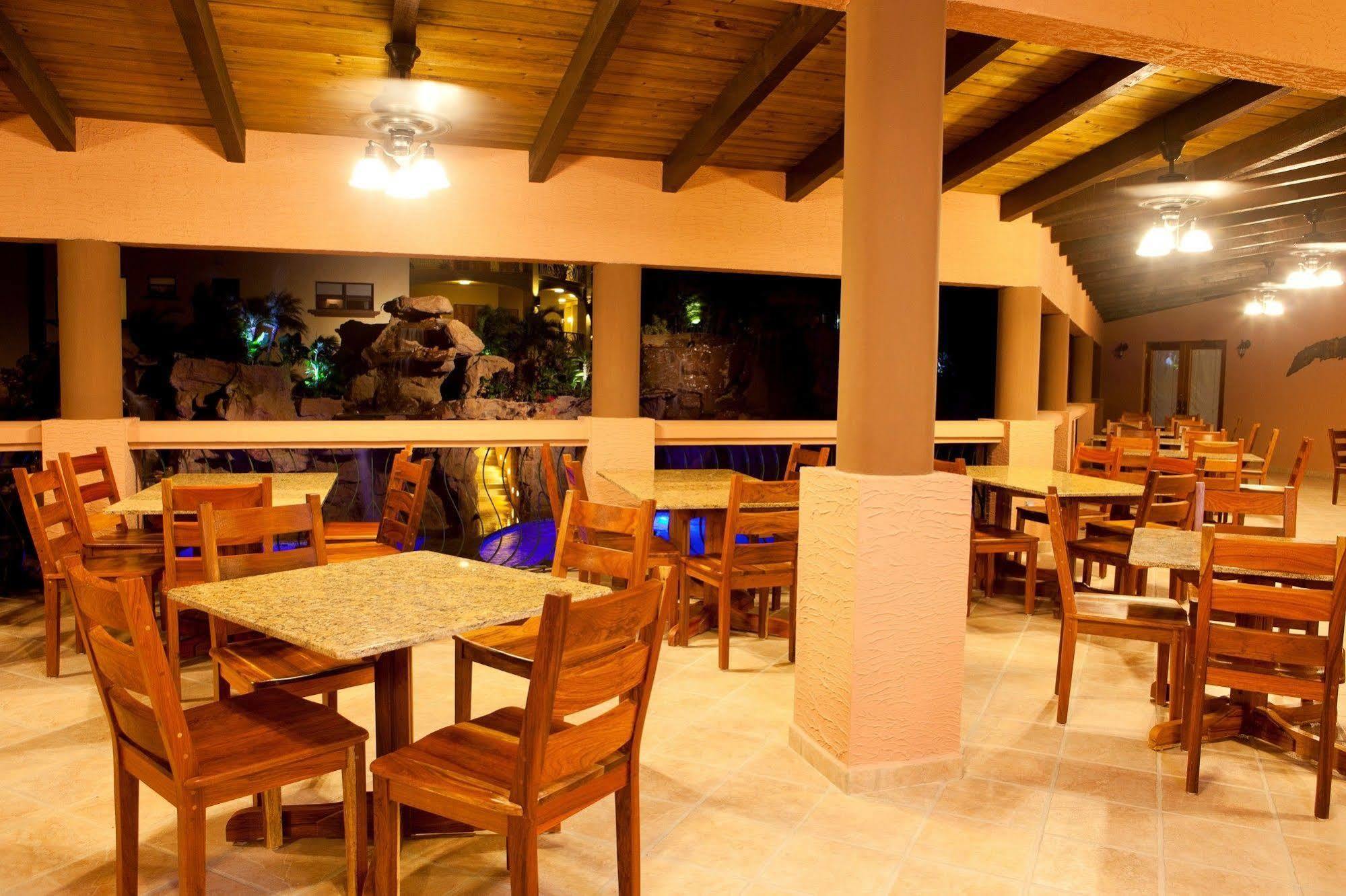 Clarion Suites Roatan At Pineapple Villas French Harbour Екстериор снимка